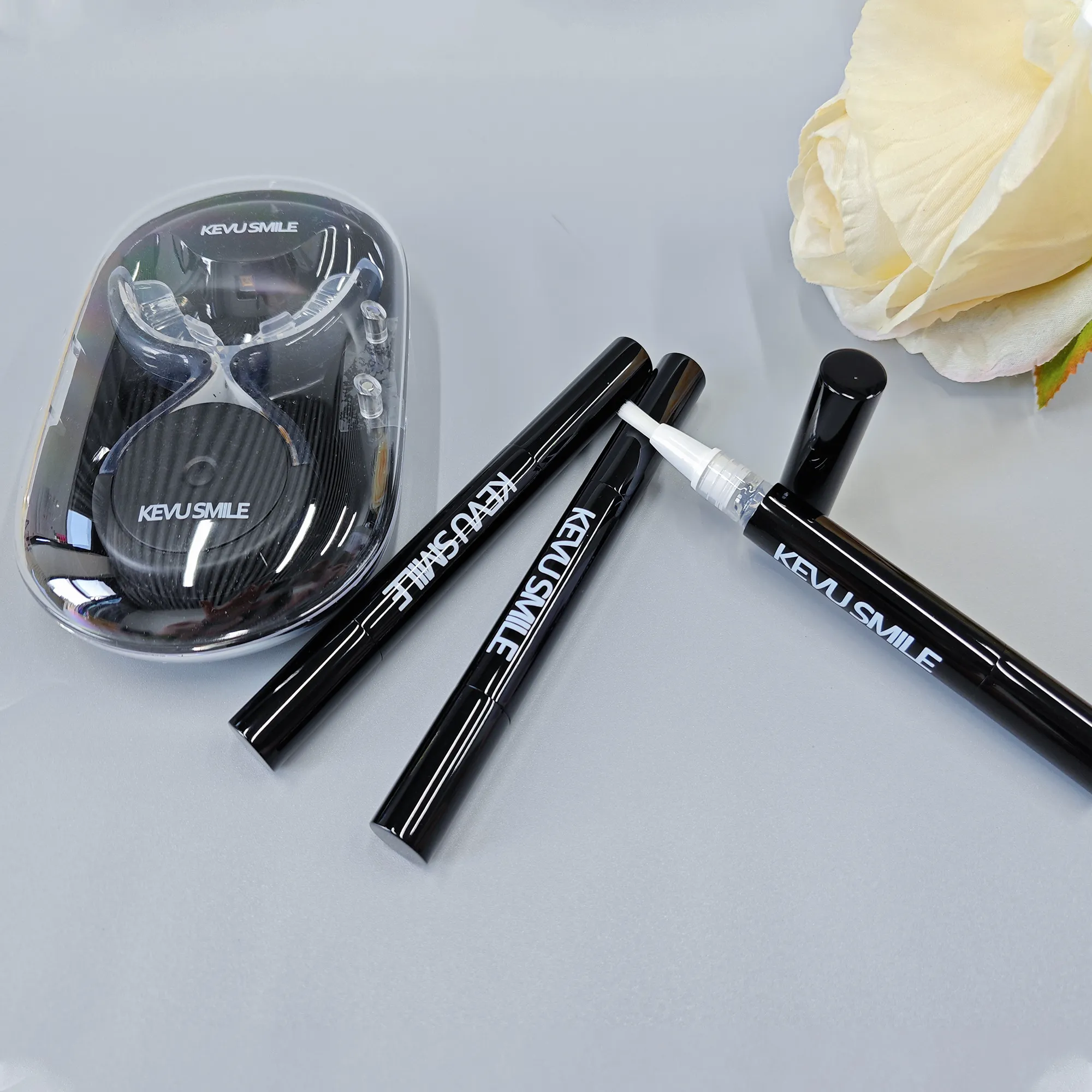 4-kevu-smile-transparent-case-and-pens